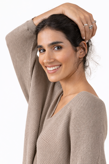 Pull Hexina couleur taupe col V manches longues A POIL